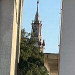 Alexandre Garcia Instagram – Uma das torres da Igreja de Santo Antônio se esgueirando entre prédios. Vista da janela do hotel em Cachoeira do Sul neste 3 de junho.
