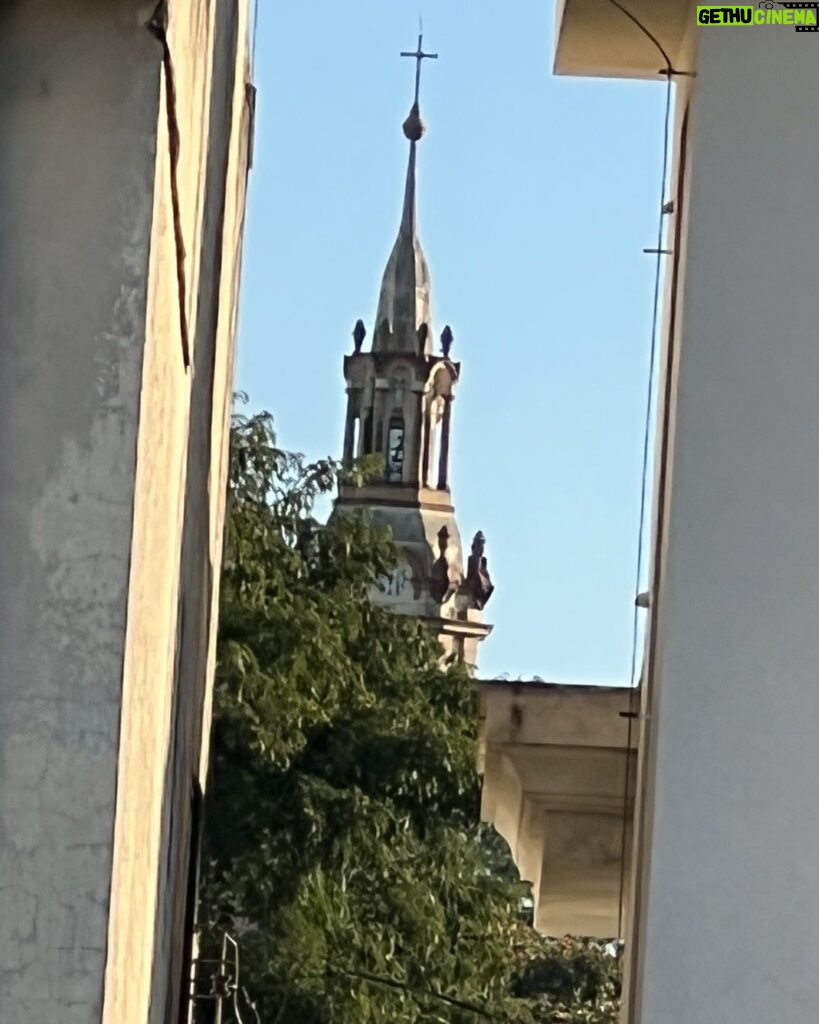 Alexandre Garcia Instagram - Uma das torres da Igreja de Santo Antônio se esgueirando entre prédios. Vista da janela do hotel em Cachoeira do Sul neste 3 de junho.