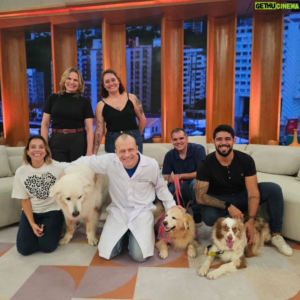 Alexandre Rossi Instagram - Logo mais no Programa Encontro com Patrícia Poeta! Vamos conversar sobre os problemas de articulação cães! TV Globo São Paulo