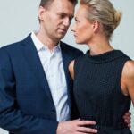 Alexey Navalny Instagram - Крошка, у нас с тобой все как в песне: между нами города, взлетные огни аэродромов, синие метели и тысячи километров. Но я чувствую, что ты рядом каждую секунду, и я люблю тебя все сильнее ❤️