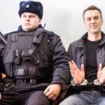 Alexey Navalny Instagram - Тюрьма - лучшее место для тренировки выдержки. Здесь тебя постоянно пытаются достать и вывести из себя, причем способами как изощренными, так и настолько прямолинейными и тупыми, что очень трудно не взбеситься.  Вот я вам говорил, что полтора года добиваюсь, чтобы меня отвели к стоматологу. На очередном судебном процессе говорю и судье, и тюремщикам: «Ну давайте уже по-человечески решим, хватит меня мурыжить, мне просто надо к врачу». Представители колонии, к моему удивлению, прямо в процессе говорят: «Вы уже так много документов собрали, вам нужно просто еще одно заявление написать, и все будет хорошо».  Ну, окей. Говорю адвокатам: «Напишите мне, пожалуйста, заявление, я отдам». (А заявление там большое, с приложениями, сам не напишешь).  Адвокат пишет заявление, передает через администрацию мне. Я жду-жду, жду-жду - нету. Спрашиваю тюремщиков: - Где заявление мое на вывоз к врачу?  - Изъято цензурой как содержащее признаки преступления.  И знаете, смотрят на тебя такими внимательными, блестящими глазками, как сурикат в передачах про дикую природу: а ну-ка, как он отреагирует? Начнет орать? Впадет в отчаяние? Побежит с жалобами? Смирится и начнет выражать покорность?  И каждый божий день они придумывают какую-то подобную хрень, чтобы выводить непокорного зека из себя и проверять его на прочность. Теперь, кстати, 100% писем, идущих от адвокатов, изымаются цензурой как «преступные», я не могу получить ни одного юридического документа.  Вот я уже три года вырабатываю в себе дзен, чтобы в ответ на это на все просто пожимать плечами. В целом, можно сказать, что по этому дзен-пути я уже неплохо продвинулся, но до совершенства еще, конечно, далеко, иначе меня не таскали бы периодически по зоне с вывернутыми за спиной руками.  Но в конце концов, должна же быть у человека психологическая разрядка 😉