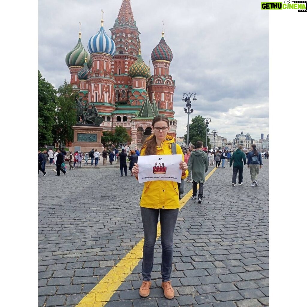 Alexey Navalny Instagram - Спасибо, родные! Я знаю, что я не один. Я знаю, что ни один политзэк в России не брошен. Я знаю, что этот мрак пройдет, что мы победим, что Россия будет мирной, светлой, счастливой страной!