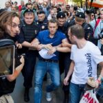 Alexey Navalny Instagram - Уж не знаю даже, каким словом назвать мои очередные новости. Грустные, смешные или абсурдные. Приносят письма: - От жены есть? - Изъято цензурой. - От адвоката документы есть? - Изъято цензурой. - А что есть? - От следователя есть. Разворачиваю письмо из ГСУ СК: «Сообщаю, что в отношении вас возбуждено уголовное дело по признакам преступления, предусмотренного ч. 2 ст. 214 УК РФ. 2 эпизода». Ну то есть они реально раз в 3 месяца возбуждают против меня новое уголовное дело. Никогда еще осужденный, сидящий больше года в одиночной камере, не жил такой насыщенной общественно-политической жизнью. Что такое статья 214 - понятия не имею, а посмотреть негде. Вы об этом узнаете раньше меня. Но в любом случае будем считать это, как говорят ученые, положительной обратной связью. Раз этой кремлевской банде коррупционеров, предателей и оккупантов не нравится, что-то из того, что я (мы) делаю, значит, делаю правильно.