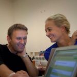 Alexey Navalny Instagram - Когда ищете жену, обязательно проверяйте потенциальную супругу: состояла ли она на учете как несовершеннолетняя преступница? Я в свое время этого не сделал, и вот вам пожалуйста. Уже просто ежедневно администрация уведомляет меня о том, что очередное письмо Навальной Ю.Б. не может быть мне вручено и изъято цензурой, так как в нем содержатся признаки приготовления к преступлению. Все последние письма постигла такая участь. И я пишу ей: “Юля, хватит преступление готовить! Лучше борщ детям приготовь”. А она не может остановиться. Все придумывает и придумывает новые преступления. И все пишет и пишет мне о них в письмах. И ведь когда-то сто лет назад она рассказывала мне, что однажды в школе с подругами стащила портфель одноклассника и выкинула его со второго этажа. Портфель, в смысле (хотя сейчас уже не уверен). Уже тогда было всё ясно с ее криминальными наклонностями. Не жена, а какой-то аутлоу.