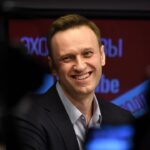 Alexey Navalny Instagram - Вопрос: в чем сходство всех зеков? Суровый нрав? Нет. Особенный взгляд, полный тоски и боли? Татуировки и тюремная феня? Абсолютно нет. Зеков объединяет то, что у большинства из них нет зубов. Плохое питание, отсутствие твердой пищи, много сладкого (самая дешевая еда), много крепкого чая, курение и полное отсутствие стоматологической помощи делают свое дело.  Зубы, кстати, все чистят как бешеные - мамы и бабушки были бы довольны, но это не помогает. Тот, у кого заболели зубы, обречен на долгие мучения: “Стоматолог приедет к нам по графику. Через 4 месяца. Терпите”. А когда стоматолог приедет, он просто вырвет зубы, так как у него нет оборудования. О проблеме я был наслышан, поэтому сразу решил, что буду, как на воле, выполнять стоматологическую заповедь и раз в год делать профчистку зубов и обследование. Тюремные правила это прямо разрешают. Дополнительная медуслуга за свой счет. Плати, и тебя отвезут хоть на МРТ, хоть к зубному. В теории.  Я больше года добиваюсь, чтобы меня свозили в обычную стоматологию в райцентр для процедуры за 5000 рублей.  У меня огромная папка справок и разрешений. Причем тюремные стоматологи честно пишут: профчистку зубов разрешаем, и в колонии ее сделать нельзя.  А колония улыбается в лицо и говорит: “Мы не против, но только в зоне. У нас есть стоматологическое кресло”. Кресло есть, оборудования нет.  После осмотра стоматолог говорит: “Плюйте сюда”. И там на палке висит пакет со слюной. Все плюют сюда.  Я подаю в суд и говорю: “Но это же издевательство, в колонии этого сделать нельзя, тюремный стоматолог подтверждает”. На это следует гениальный ответ: “Ну а вы найдите стоматолога, который привезет все с собой”. На это я беру справку в районной стоматологии, где говорят, что невозможно привезти оборудование в зону. После чего колония приводит в суд какую-то тетку “эксперта”, которая сообщает, что профчистка эйр-флоу - это популярная процедура, но вообще-то чистку зубов можно провести железными крючками.  (Продолжение в карусели)