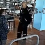 Alexey Navalny Instagram - Чувство бессильной ярости знакомо каждому, но в некоторых ситуациях оно играет особенно яркими красками. Сегодня рано утром в коридоре перед моей камерой какой-то шум, а потом человек кричит истошным голосом, явно обращаясь ко мне: «Анатольич! Здесь беспредел! Меня пытают морально и физически! Надо писать жалобы!». Снова шум, человек смолкает. И вот ты в ярости и хочешь несчастному помочь, но сделать ничего не можешь, кроме как долбить кулаком в железную дверь камеры. Спустя час дежурный на обходе спрашивает: «Жалобы, заявления, предложения?» – «Да», - говорю, - «есть заявление: человек в коридоре кричал, что его пытают. Я требую начать проверку». – «Ммм. Понятно. А у вас заявления есть?» – «Это и есть мое заявление». – «А касающиеся вас самого у вас есть заявления?» – «Я считаю, что это касается меня самого». Оперативнику говорю: «Человек из коридора кричал, что его пытают». Отвечает: «Ну, может шутил просто?». Вот совсем это не было похоже на шутку. Днем у меня был суд, и уже второй раз колония, когда суд требует те или иные видеозаписи, заявляет, что записи пропали в результате чрезвычайного происшествия. Сначала у них был скачок напряжения, сегодня – «запись утрачена в ходе ее копирования». И эта ситуация совсем не добавляет оптимизма насчет пыток буквально в соседней камере. Включи радио погромче и хоть режь человека на части. «Скачок напряжения» уничтожит любые улики, хоть видеокамерами и завешено все вокруг. Я попросил своих адвокатов написать заявления, чтобы провели проверку, но все осложняется тем, что я ничего не знаю о кричавшем, кроме того, что, судя по голосу, это немолодой уже кавказец. Если ваш родственник сидит в ПКТ или ШИЗО ИК-6 в Мелехово, то попробуйте связаться с нами: navalnyshtab@proton.me