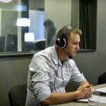 Alexey Navalny Instagram - Уже несколько дней нахожусь под большим впечатлением от новой рекламы по радио. Радио здесь орет постоянно, его включают для того, чтоб зекам сложно было перекрикиваться. Обычные радиостанции, только рекламный блок - это местные вставки. В моем случае - реклама, которую дает бизнес Ковровского района, где находится колония. Так вот звучит это так: «Провожаем в последний путь от лиц военных до гражданских. Участникам боевых действий и военным скидки. В час утраты звони…» Вы представляете себе, какие потери на войне с Украиной, сколько сюда везут гробов, если даже в Коврове с населением 134 тысячи человек идёт такая ожесточенная конкурентная борьба за взлетевший рынок ритуальных услуг, что похоронные конторы начали рекламу на радио давать? И это не где-нибудь, а на самом популярным «Русском радио», где, видимо, и самая дорогая реклама. Вот вам, пожалуйста, роль личности в истории. В этот кошмар нас втравил один-единственный безумный дед, живущий в фантазиях о том, что он полководец, необычайно популярный в Украине. Сейчас, конечно, и пропагандисты, и чиновники, и разнообразная прислуга яростно и демонстративно выступают за войну. Но теперь мы уже точно знаем, что никто из них не был в курсе планов нападения и не верил в реальность настоящей войны. А многим из них война серьезно мешает, вредит тайному бизнесу и коррупционным схемам. Ядро принятия решений: Путин - 70 лет, Патрушев - 71 год, Бортников - 71 год, а на троих 212 лет. Ну, пусть не один дед, живущий в фантазиях, а три. Суть от этого не меняется. Они вообразили себя Наполеонами, а платят за это те, кого хоронят в гробах со скидкой.
