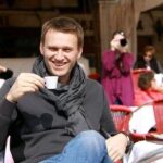 Alexey Navalny Instagram - Тюрьма отбрасывает вас на нижнюю ступень пирамиды Маслоу. Ну, помните, та, из учебников, где на первом уровне вы хотите выжить и поесть, а выше хочется в театр и стать рок-звездой. Или монахом. Вот и сейчас, когда представители прогрессивной общественности хотят обсудить международное положение в твиттере или обманывают своих друзей, говоря им, что читали «Улисс», я подаю в суд на свою колонию, требуя, чтобы мне выдали зимние сапоги. Ну а что вы смеетесь. Их не выдают, и все. А они мне очень нужны. Вся зона уже несколько недель как перешла на зимнюю форму одежды, а мои зловредные тюремщики нагло не дают мне зимних сапог. Мой прогулочный двор –— покрытый льдом бетонный колодец размером меньше камеры. Попробуй погуляй в таком в осенних ботинках. Но гулять надо. Это единственные доступные 1,5 часа свежего воздуха. Зачем тюремщикам надо заниматься такой мелкой ерундой? О, это отличный пример хитроумности и продуманности тюремной системы давления. Тебе не дают зимних сапог. Значит, ты или не выходишь на прогулку (и страдаешь), или выходишь и заболеваешь (что со мной уже и произошло). Простудиться — ерунда, если вы дома с пледом, чаем и медом. А в камере, где горячая вода существует в виде 3 кружек — на завтрак, обед и ужин, — болеть категорически не рекомендуется даже простудой. Заболеете, придется просить что-либо у администрации –— таблетки, медпомощь, разрешение на шерстяные носки и т.п. Чувствуя, что у них появился дополнительный рычаг, администрация начнет выкручивать руки и требовать, чтобы вы отказались от каких-то своих позиций. Тюремная борьба –— бесконечный поиск взаимных уязвимостей. И дурацкие зимние ботинки делают меня уязвимым. Это я все не к тому, чтобы пожаловаться, а к тому, что в последнее время мне в письмах часто пишут про депрессию, хмарь, хтонь и безразличие. Ну вы серьезно? Давайте уже взбодритесь. Если вы живы, здоровы и на свободе, то у вас все неплохо. Допивайте свой тыквенный латте и сделайте что-нибудь, чтобы приблизить свободу России. Всем привет от подножья пирамиды Маслоу 😉