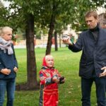 Alexey Navalny Instagram - Ха-ха. Главный комический персонаж советской школы - вечно пьяный военрук - снова на арене. Это в 2023-м! Кто бы мог подумать. Когда я рассказываю детям о школе в СССР, в рассказах, понятно, часто фигурирует сладкая парочка: военрук и трудовик. Дети смеются и считают, что я преувеличиваю. Ну вот теперь, с возрождением НВП, сами убедятся. Я сам застал только год НВП, а потом его заменили на ОБЖ, но и этого хватило. Те из вас, кто возмущается милитаризации школы, могут быть совершенно спокойны. Там не будет никакой милитаризации. В 95% случаев НВП - это отставной полковник орет матом на непослушных школьников, а они его все равно не слушают. Это нелепые попытки устроить строевую подготовку. И это дети, собирающие деньги на бутылку коньяка для этого бухарика, чтобы он от них отвалил. А, ну еще противогазы надевать будут иногда. Это были самые смешные уроки, но девочки были недовольны, что за ними по коридорам бегают мальчики в противогазах. ХХI век. Новые проблемы, новые возможности, Мир идет вперед. А у нас НВП. Каждый ведь родитель хочет, чтобы его ребенок, окончив школу, действительно знал иностранный язык. Это очень пригодится в жизни. Может, добавим часов иняза? Нет. НВП. Новые финансы проникли в жизнь каждого. Может, введем этот урок? Кредиты, депозиты, ставки. Как купить акции. Риски инвестиций. Точно ведь нужно каждому. Нет. Надо НВП. В России эпидемия наркомании, эпидемия ВИЧ, немыслимое количество абортов, включая подростковые. Вот точно тут нужен урок. Ни в коем случае - НВП. 15-17-летние школьники начинают свое погружение в пучину отношений длиною в жизнь. Партнеры, супруги, дети, стареющие родители, тещи и свекрови, ревность, страсть и страдание. Именно все это определяет их жизнь. Так может, какие-то уроки эмоционального интеллекта? Урегулирования конфликтов, борьбы с депрессией? Нет. Нам срочно в школах нужен дядя с интеллектом табуретки, который два раза в неделю будет рассказывать о своем взгляде на мировые проблемы. Кажется, уже сами чиновники махнули рукой на будущее России. Сидят в министерстве такие: “Да какое будущее, у этого всего перспектив нет. Плевать на все, давайте, что ли, вернем НВП, чтоб быстрее со всем покончить”.
