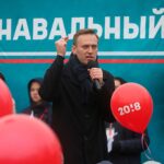 Alexey Navalny Instagram - Неистовый швей (то есть я) вовсе не сошёл с тропы войны за дело рабочего класса. Вот она, прямиком из штрафного изолятора, где я обитаю последние месяцы, — инструкция для моих коллег, зеков и зечек-швей (в карусели). Несмотря на то, что я живу в мире, где технологии полностью отсутствуют, эта инструкция от профсоюза «Промзона» имеет высокотехнологичное приложение — телеграм-бота t.me/zajava_bot, который поможет правильно написать заявление об улучшении условий труда либо соберёт нужную информацию, чтобы такое заявление написали мы. Кому-то покажется — ерунда какая-то, добиваются стула со спинкой, но вот вам такие цифры: в колониях сейчас находится 338 тысяч человек, 80 тысяч из них трудоустроены, 50 процентов работающих зеков — это швейные цеха. Таким образом, примерно 40 тысяч человек прямо сейчас горбатятся за швейной машинкой за 500 рублей в месяц, сидя на табуретке, что прямо нарушает технику безопасности труда. Я добился улучшения условий труда для работяг своего цеха и буду с помощью юристов ФБК добиваться такого для остальных. Вода камень точит, и, как всегда, чем больше людей участвует в коллективном действии, тем оно эффективнее. Вы тоже можете помочь и отправить эту инструкцию, ссылку на пост в телеграме «Промзоны» и на нашего телеграм-бота t.me/zajava_bot своим знакомым зекам или их родственникам. Увы, такие есть сейчас почти у всех. Будем есть огромного слона фсиновского трудового ГУЛАГа по частям: стулья, подставки для ног, заработная плата, нормы выработки. Со всем этим постепенно разберёмся, даже если меня не будут выпускать из ШИЗО 😉