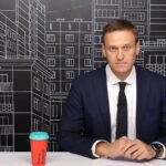 Alexey Navalny Instagram - Уже больше 1000 дней, как я в космическом путешествии. И не вздумайте со мной спорить, что это не так. Вот, например, доказательство, что мой корабль захватили пришельцы с планеты Омикрон Персей 8. Они не в состоянии понять психологию людей и создали Искусственный разум, который станет изучать поведение пленников, чтобы в итоге дать советы о том, как поработить человеческую расу. Ко мне попал один из отчетов омикронской машины. Попробуйте прочитать этот текст “металлическим голосом робота” из фильмов о научной фантастике и убедитесь, что все так. Проведена диагностическая беседа с целью: ПРОГНОЗ ДЕВИАЦИЙ. КАТЕГОРИЯ ПРОФИЛАКТИЧЕСКОГО УЧЕТА: распространяющий экстремистскую идеологию. ПСИХОЭМОЦИОНАЛЬНЫЙ ФОН: удовлетворительный. ПОВЕДЕНИЕ: адекватен. РЕЧЬ: уклоняется от ответов на вопросы. Отвечает вопросом на вопрос. Обобщает. ВЕГЕТАТИВНЫЕ РЕАКЦИИ: нет. ПРОГНОЗ ПОВЕДЕНИЯ: нарушение дисциплины. Могу поспорить, что если вы прочитали все это “голосом робота”, то в конце не удержались и добавили что-то вроде: “РЕКОМЕНДАЦИИ: экспериментальное вживление чипа покорности”. Но все будет окей. Люди выживут и победят. Омикронцы будут повержены. Их злобная машина Искусственного разума перед тем, как взорваться, скажет: “Not bad… for a human”. P.S. Кто первый скажет из какого фильма (обожаю всю франшизу) цитата, тому попрошу ответить “ай молодец” и поставить сердечко.