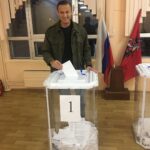 Alexey Navalny Instagram - Мне нравится идея, что голосующие против Путина придут на избирательные участки в одно время, в 12 часов дня. В полдень против Путина. Это может быть мощной демонстрацией настроения страны. Настоящие живые избиратели против фикции «электронного голосования». Реальные люди, стоящие в очереди, чтобы проголосовать против Путина vs фальшивые и нарисованные голоса «за». Важнее всего, что это будет настоящая общероссийская акция протеста, которая пройдет не просто в каждом городе, а в каждом районе каждого города. Политическое действие в реальном мире, а не в интернете. Акция протеста совершенно легальная и безопасная. Мало того, сами власти зовут участвовать в ней и организуют там продажи пирожков. Препятствовать этой акции совсем невозможно. Ну а что сделаешь? Закрыть в 12:00 участки? Устроить встречную акцию «в 10 утра за Путина»? Записать всех, кто пришел в полдень, и занести в список неблагонадежных? Так в 12 дня и без того высокая явка, людей много, и вычленить голосующих «против» просто невозможно. Это будет общероссийская акция протеста против Путина, которая проходит рядом с вашим домом. Она доступна всем и везде. В ней смогут принять участие миллионы. А свидетелями ее станут десятки миллионов. Автор этой идеи — Максим Резник @maximreznikliberal, бывший депутат заксобрания Петербурга и мой давнишний товарищ. Также сейчас эту тему активно продвигает политик Юлия Галямина @jugaliamina. Они молодцы. Мы готовы акцию активно поддержать, а пока я обратился к Максиму Резнику с просьбой организовать ей коалиционную поддержку. Я уже говорил, что просто прийти на эти выборы и проголосовать против Путина - это никакая не борьба с ним, а самообман. Путин, собственно, от вас именно это и хочет: приходи и голосуй, как пожелаешь (ведьма Памфилова все поправит), но больше не делай ничего. Считай, что ты таким образом «борешься». Поэтому в этой кампании агитировать важнее, чем голосовать. Без вашей личной агитации против Путина ваше личное голосование против него имеет мало смысла. И он появляется только когда сколько-то людей вокруг вас (двое, пятеро, десять) знают, что вы против, идете голосовать против Путина и войны и всех зовете. (Окончание в карусели)
