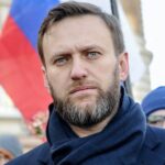 Alexey Navalny Instagram – Читаю Марченко — советского диссидента, отсидевшего половину жизни и умершего в 1986 году после голодовки. Он описывает свою отсидку в 60-х годах. 

На каждой странице поражаюсь даже не тому, насколько системы похожи, а тому, что это одна и та же система. 

Вот, например, цитирую его главу про ШИЗО: 

«Срок там ограничен — не более 15 суток. Но это правило начальнику легко обойти. Вечером выпустят в зону, а на другой день снова посадят, еще на 15 суток. За что? Всегда найдется за что: стоял в камере, загораживая глазок, подобрал на прогулке окурок, грубо ответил надзирателю. Да новые 15 суток просто так, ни за что дадут. […] В Караганде меня однажды продержали в карцере 48 дней, выпуская только для того, чтобы зачитать новое постановление о “водворении в штрафной изолятор”. Писателю Юрию Даниэлю в Дубровлагере дали два карцерных срока подряд за то, что он “грубил часовому”».

Сравните это с моими четырьмя месяцами ШИЗО — схема один в один. И так во всем. Голод, еда, сигареты, свидания, передачи и ларьки — то, вокруг чего крутится мир зэка. Единственное существенное изменение: сейчас в камерах есть вода, канализация и отменена «пониженная норма питания» — официальная пытка голодом. Ну и коррупции стало больше. 

Кто-то скажет: «А еще сейчас отменили наказание в виде лишения передач и свиданий». Ага, посмотрите на меня. Я семь месяцев в Мелехово, и за это время у меня был 1 (один) звонок, 1 (одна) передача и 0 (ноль) свиданий. 

Да, советская тюремная система прошла определенную гуманизацию после смерти Сталина, при котором были самые настоящие лагеря смерти, но после этого она осталась неизменной. Она не имеет ни малейшего отношения к перевоспитанию преступников, а нацелена только на обесчеловечивание заключенного, издевательство над ним и обслуживание незаконных указаний политического руководства страны. Кого надо — выпустим, кому надо — легко найдем причину добавить срок, кого скажете — убьем и оформим как воспаление легких. 

Так что тюремная система России — это тот же советский ГУЛАГ, просто в каждой зоне еще церковь поставили. Никакой реформе эта система не подлежит и в Прекрасной России Будущего должна быть полностью выстроена заново.