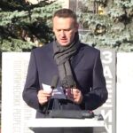 Alexey Navalny Instagram - Извините. Я все узнаю последним. Но этот тот случай, что и позже всех стоит написать. Если бы меня самого спросим, кому дать Нобелевскую премию мира, причем спросили не сейчас даже, а в течение нескольких последних лет, то я бы сказал: “Правозащитному центру «Мемориал»”. Это великая организация. Там работали и работают восхитительные и легендарные люди. Они и такие, как они, - надежда нашей страны. Поздравляю и обнимаю всех в “Мемориале” @memorial.hrc, горжусь вами. Мои поздравления Алесю Беляцкому, белорусской “Весне” @viasna96 и всему белорусскому народу, запертому своей властью в одно огромное ШИЗО. Свобода придет, и весна придет. Поздравляю украинский “Центр гражданских свобод” @center_for_civil_liberties. Премия мира имеет особый вес и значение для номинанта из воюющей страны, где “мир” - это не банальная абстракция, а то, за что сражаются и умирают. Уверен, что эта премия мира - первая из тех, что справедливо достанется гражданам и организациям Украины. Пусть придет мир, пусть придут премии, пусть придет счастливая жизнь.