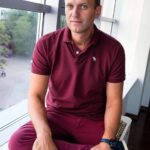 Alexey Navalny Instagram - А я снова в ШИЗО. Только что отсидел там 12 суток, снова дают 14. Причина - отказался мыть забор. Ну я понимаю, красить забор и ощутить себя Томом Сойером - это прикольно. Но мыть забор, на мой взгляд, - это полный бред. И вот я снова сижу на табуретке на своих 6 квадратных метрах. Из вещей со мной лишь кружка - 1 шт., книжка - 1 шт. Но я уже привык. Не понимаю людей, которым для полноценной жизни нужны ещё какие-то предметы 😉