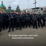 Alexey Navalny Instagram - Ну, давайте я тоже как обитатель тюрьмы строгого режима скажу свое мнение о вербовке уголовников на войну. Я прочитал расшифровку знаменитого видео. Много о чем тут можно поговорить, включая то, сколько теперь людей решится на тяжкое преступление, зная, что есть вот такой способ избежать отсидки. Но у меня взгляд изнутри на другую тему. Заявляется, что для участия в войне требуются убийцы, грабители, разбойники и нанесшие тяжкие телесные повреждения. И многие почему-то находятся под впечатлением, что эти категории граждан - какие-то зверские боевики. Типа как в “Отряде самоубийц”. Люди, конечно, сидят разные. Наверное, и парочка боевиков есть. Но заявляю со всей ответственностью, что в 90% случаев: — убийца - сильно пьющий человек, который однажды нажрался до такой степени, что нанес 18 ножевых ранений соседу, собутыльнику или (чаще всего) жене; — грабитель - чувак в поисках денег, приходил в торговые центры, где отжимал айфоны у школьников; — разбойник - алконаркот, который выслеживал женщин до подъезда, где отжимал у них сумку. Чтобы сумку отдавали быстрее, он бил женщин молотком по голове. — тяжкие телесные - чувак влез в пьяную драку, где ударил кого-то по голове дубиной или камнем. Ну и чего навоюет эта армия? Не зря же ни в СССР, ни сейчас в России сидевших не берут в армию. Почти у всех таких людей большие проблемы с дисциплиной и еще большие проблемы с алкоголем и веществами. Ни в какой сухой закон под угрозой расстрела я не верю. Там у всех оружие и еще неизвестно, кто кого расстреляет. Дисциплинированные зэки-штурмовики - это такая же байка для дураков, как и “десятки успешных войн ЧВК Вагнера”. Они существуют только в мечтах Пригожина. Думаю, что первая мысль любого зэка, посмотревшего это видео: “Боже, если они НАС набирают на войну, то в каком состоянии регулярная российская армия? Ее совсем нет?” Единственное, в чем можно быть уверенным, что многие из оставшихся в живых убийц, разбойников и грабителей точно никогда не вернутся к нормальной жизни. Они продолжат грабить и убивать, только уже требуя особого к себе отношения, крича: “Мы за вас кровь проливали”. Собственно, на втором видео вы можете увидеть первых ласточек.