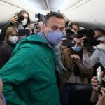 Alexey Navalny Instagram - Ровно три года назад я вернулся в Россию, пройдя лечение после отравления. В аэропорту меня арестовали. И вот три года я сижу. И три года отвечаю на один и тот же вопрос. Зэки задают его просто и прямо. Сотрудники тюремных администраций осторожно, при выключенных регистраторах. «Ты зачем вернулся?» Отвечая на этот вопрос, я уже даже испытываю легкую досаду двух видов. Первую — на себя, что не мог найти таких слов, чтобы всем стало понятно и перестали спрашивать. Вторую — на российскую политику последних десятилетий, которая настолько привила обществу цинизм и конспирологию, что люди в принципе не верят простым мотивам. Мол, раз вернулся, значит, с кем-то договорился. Просто не сработало. Или пока не сработало. Есть какой-то хитрый план, в котором задействованы башни Кремля. В любом случае, есть какая-то ТАЙНАЯ подоплёка. Ведь всё в политике устроено не так, как кажется. Но нет никаких тайн и схем. Все на самом деле так просто. У меня есть моя страна и мои убеждения. И я не хочу отказываться ни от страны, ни от убеждений. И я не могу предать ни первого, ни второго. Если твои убеждения чего-то стоят, ты должен быть готов постоять за них. И если надо, пойти на какие-то жертвы. А если не готов, то и убеждений у тебя никаких нет. Тебе просто кажется, что они есть. Но это не убеждения и принципы, а так — мысли в голове. Из этого, конечно, не следует, что все, кто сейчас не сидит по тюрьмам, не имеют убеждений. Каждый платит свою цену. У многих она и без тюрьмы ой какая высокая. Я участвовал в выборах и претендовал на лидерские позиции. С меня и спрос другой. Я объехал всю страну и везде объявлял со сцены: «Обещаю, что я вас не подведу, и я вас не обману, и я вас не брошу». Вернувшись, я и выполнил обещание своим избирателям. Должны же, в конце концов, появиться в России те, кто им не врет. Сложилось так, что в России сейчас за своё право иметь и не скрывать свои убеждения я должен заплатить тем, что буду сидеть в одиночной камере. И мне, конечно, не нравится сидеть. Но ни от своих идей, ни от своей родины я не откажусь. (Продолжение в карусели)