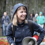 Alexey Navalny Instagram - Любого из нас уже сложно шокировать в 2024 году несправедливостью и жестокостью приговора. А я вот когда узнал о приговоре депутату Думы города Томска Ксении Фадеевой @ksushafadeeva, был прям в шоке. 9 лет лишения свободы. Я пару минут тупо молчал и смотрел в одну точку. Обвинение Фадеевой было настолько безумно и абсурдно, что казалось, что сами власти стесняются его. И у Ксюши почти до самого приговора мера пресечения была ограничение свободы, а не арест в СИЗО. Все ожидали приговора, насколько это возможно, мягкого. Ну в самом деле, что может быть более легального, правильного и понятного, чем пойти на выборы и стать депутатом своего города? Как это может быть экстремизмом? Но в глазах Путина и «Единой России» Ксения Фадеева совершила самое страшное – она победила их на выборах. Люди выбрали её, а не богатого единоросса. Она стала отличным депутатом. Все в городе её знают и любят. Из-за этой любви она и не уехала после возбуждения дела, хотя и предлагали, и просили. Сказала: «Да как я уеду, меня же только выбрали, а как же мои избиратели? Я люблю Томск, я здесь живу, тут моя семья, я ничего плохого не делала и никуда не поеду». Сами понимаете, насколько власть наша, лишенная настоящей любви и поддержки, ненавидит тех, у кого эта любовь есть. Вот и мера этой ненависти – 9 лет за выдуманную экстремистскую деятельность. Больше, чем в среднем дают за убийство. Еще знаете что: книгу читал о революционном движении 70-80 годов 19 века, «Перепись народников». Там цитируется переписка двух видных деятелей движения – Стефановича и Дейча. В ней есть фраза, так поразившая меня своей актуальностью спустя полтора века, что я записал её себе: «Первенство в устойчивости и неизменности революционного настроения в России остается за женщинами, всегда было за ними и всегда будет». Все так. Посмотрите на женщин, обвиняемых в нынешних политических процессах. Это всё великие люди. Замечательной Ксюше Фадеевой желаю стойкости и благополучно пройти и это испытание. Её семье шлю лучи поддержки. Ну а для нас всех в этой ужасной несправедливости есть и маленький светлый момент. (Продолжение поста в карусели)