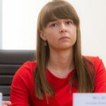 Alexey Navalny Instagram - Любого из нас уже сложно шокировать в 2024 году несправедливостью и жестокостью приговора. А я вот когда узнал о приговоре депутату Думы города Томска Ксении Фадеевой @ksushafadeeva, был прям в шоке. 9 лет лишения свободы. Я пару минут тупо молчал и смотрел в одну точку. Обвинение Фадеевой было настолько безумно и абсурдно, что казалось, что сами власти стесняются его. И у Ксюши почти до самого приговора мера пресечения была ограничение свободы, а не арест в СИЗО. Все ожидали приговора, насколько это возможно, мягкого. Ну в самом деле, что может быть более легального, правильного и понятного, чем пойти на выборы и стать депутатом своего города? Как это может быть экстремизмом? Но в глазах Путина и «Единой России» Ксения Фадеева совершила самое страшное – она победила их на выборах. Люди выбрали её, а не богатого единоросса. Она стала отличным депутатом. Все в городе её знают и любят. Из-за этой любви она и не уехала после возбуждения дела, хотя и предлагали, и просили. Сказала: «Да как я уеду, меня же только выбрали, а как же мои избиратели? Я люблю Томск, я здесь живу, тут моя семья, я ничего плохого не делала и никуда не поеду». Сами понимаете, насколько власть наша, лишенная настоящей любви и поддержки, ненавидит тех, у кого эта любовь есть. Вот и мера этой ненависти – 9 лет за выдуманную экстремистскую деятельность. Больше, чем в среднем дают за убийство. Еще знаете что: книгу читал о революционном движении 70-80 годов 19 века, «Перепись народников». Там цитируется переписка двух видных деятелей движения – Стефановича и Дейча. В ней есть фраза, так поразившая меня своей актуальностью спустя полтора века, что я записал её себе: «Первенство в устойчивости и неизменности революционного настроения в России остается за женщинами, всегда было за ними и всегда будет». Все так. Посмотрите на женщин, обвиняемых в нынешних политических процессах. Это всё великие люди. Замечательной Ксюше Фадеевой желаю стойкости и благополучно пройти и это испытание. Её семье шлю лучи поддержки. Ну а для нас всех в этой ужасной несправедливости есть и маленький светлый момент. (Продолжение поста в карусели)