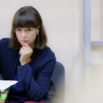 Alexey Navalny Instagram - Любого из нас уже сложно шокировать в 2024 году несправедливостью и жестокостью приговора. А я вот когда узнал о приговоре депутату Думы города Томска Ксении Фадеевой @ksushafadeeva, был прям в шоке. 9 лет лишения свободы. Я пару минут тупо молчал и смотрел в одну точку. Обвинение Фадеевой было настолько безумно и абсурдно, что казалось, что сами власти стесняются его. И у Ксюши почти до самого приговора мера пресечения была ограничение свободы, а не арест в СИЗО. Все ожидали приговора, насколько это возможно, мягкого. Ну в самом деле, что может быть более легального, правильного и понятного, чем пойти на выборы и стать депутатом своего города? Как это может быть экстремизмом? Но в глазах Путина и «Единой России» Ксения Фадеева совершила самое страшное – она победила их на выборах. Люди выбрали её, а не богатого единоросса. Она стала отличным депутатом. Все в городе её знают и любят. Из-за этой любви она и не уехала после возбуждения дела, хотя и предлагали, и просили. Сказала: «Да как я уеду, меня же только выбрали, а как же мои избиратели? Я люблю Томск, я здесь живу, тут моя семья, я ничего плохого не делала и никуда не поеду». Сами понимаете, насколько власть наша, лишенная настоящей любви и поддержки, ненавидит тех, у кого эта любовь есть. Вот и мера этой ненависти – 9 лет за выдуманную экстремистскую деятельность. Больше, чем в среднем дают за убийство. Еще знаете что: книгу читал о революционном движении 70-80 годов 19 века, «Перепись народников». Там цитируется переписка двух видных деятелей движения – Стефановича и Дейча. В ней есть фраза, так поразившая меня своей актуальностью спустя полтора века, что я записал её себе: «Первенство в устойчивости и неизменности революционного настроения в России остается за женщинами, всегда было за ними и всегда будет». Все так. Посмотрите на женщин, обвиняемых в нынешних политических процессах. Это всё великие люди. Замечательной Ксюше Фадеевой желаю стойкости и благополучно пройти и это испытание. Её семье шлю лучи поддержки. Ну а для нас всех в этой ужасной несправедливости есть и маленький светлый момент. (Продолжение поста в карусели)