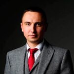Alexey Navalny Instagram - Так проявляются трясущиеся коленки трухлявой путинской системы. Она хоть и пытается выглядеть надежной и твердой, как скала, всем (и ей самой, прежде всего) ясно: основы — достаточной поддержки граждан — у нее нет. Отсюда и эти истерические аресты. В пятницу от журналистов на суде узнал, что у моих адвокатов идут обыски. В понедельник от журналистов на суде узнал, что арестован мой защитник Вадим Кобзев и двое защитников, с которыми я работал последний раз больше года назад, — Алексей Липцер и Игорь Сергунин. У моих адвокатов Ольги Михайловой и Александра Федулова, как сообщил мне уже суд, “выключены телефоны”. Я хочу сказать, что горжусь своей командой защиты. Всеми, кто в нее входил и входит. Это отличные профессионалы. Они делали свою работу, представляя интересы своего клиента в соответствии с законом и лучшими стандартами адвокатской этики. Они в пух и прах разносили любое очередное сфабрикованное обвинение против меня. Они вели огромную работу по обжалованию моих тюремных условий — за год около трехсот судебных заседаний. Обвинить их в том, что они передают “экстремистские сообщения” просто нелепо. Уже очень давно все их записи фотографируются на входе и выходе. Любые документы от меня к ним и обратно цензурируются по три дня. Комната для встреч с адвокатами оборудована видео- и звукозаписью. Преследование моих защитников демонстративно незаконно и имеет две цели: 1) наказать их за отличную работу; 2) запугать общество и прежде всего адвокатов, которые осмеливаются защищать политических заключенных. Я хочу выразить признательность и поддержку Вадиму, Алексею, Игорю, Ольге и Александру. Хочу поддержать и пожелать стойкости их семьям: ваши родные — настоящие герои и гордость своей профессии. Я призываю адвокатское сообщество, частью которого когда-то был и я, не молчать и выступить единым фронтом в защиту своих коллег. Вы же отлично видите, что их преследуют за помощь клиенту, уничтожая в их лице остатки права на защиту. Что же касается того, что власть называет моей “экстремистской деятельностью”. Знаете, мне для нее не нужны ни секреты, ни шифры, ни гонцы с сообщениями. (Продолжение в карусели)