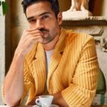 Alfonso Herrera Instagram - Recuerdo de Milán Total look @zegnaofficial @yosoymatu @eduardo.citronne @alevelasco @denisse_fc @gonsanchez @icunacury05 @iqagencia_rp @ddanym @gqmexico