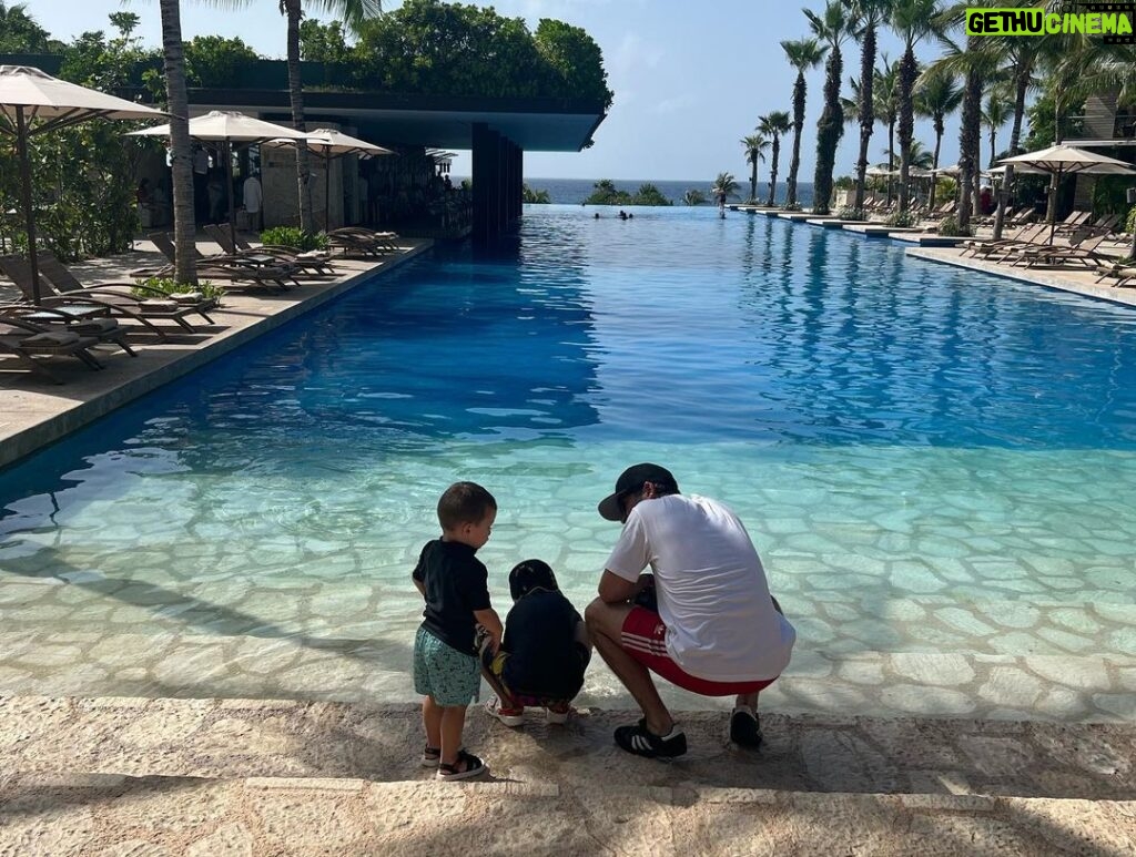 Alfonso Herrera Instagram - La fama de Dani y Nico como piratas valientes y audaces se extendió por el caribe, y muchos buscaban unirse a su tripulación con la esperanza de encontrar ese lugar mágico. Pero ellos sabían que aquel lugar era especial y no podía ser revelado a cualquiera. Solo aquellos que demostraran su lealtad y valentía podrían ser parte de su búsqueda. Pasaron los años y estos hermanos se convirtieron en leyendas vivientes. Su tripulación se había convertido en una familia unida, compartiendo la misma pasión por la aventura y el deseo de encontrar aquel lugar. Finalmente, después de muchas batallas ganadas y tesoros acumulados, decidieron que era el momento de cumplir su promesa y regresar al lugar que tanto añoraban. Con su tripulación a su lado, navegaron hacia aquel paraíso que solo ellos conocían. Al llegar, el aire estaba impregnado del aroma de las flores exóticas, el sonido de las aves y las olas del mar llenaban el ambiente. Dani y Nico bajaron de sus barcos y se adentraron en el lugar que habían dejado tanto tiempo atrás. Allí encontraron sus tesoros enterrados en la arena, tal como los habían dejado. Jugaron y se relajaron como lo habían hecho en el pasado, disfrutando de la compañía de su tripulación. Era como si el tiempo se hubiera detenido y el mundo exterior no existiera. En ese momento, los dos hermanos se prometieron a sí mismos y a su tripulación que siempre regresarían a aquel lugar mágico. Era su refugio, su santuario, donde podían ser ellos mismos sin preocupaciones. Y así, se convirtieron en los guardianes de aquel lugar, asegurándose de que siempre estuviera protegido y preservado para las generaciones futuras. Su promesa como hermanos y colegas de profesión se hizo realidad, y aquel lugar se convirtió en su hogar eterno en medio del vasto océano. Y así, la historia de estos dos piratas que encontraron un lugar mágico, se convirtió en una leyenda que se contaba de generación en generación. Un recordatorio de que, incluso en medio de la vida de un pirata, siempre hay espacios de paz y felicidad. Hotel Xcaret México