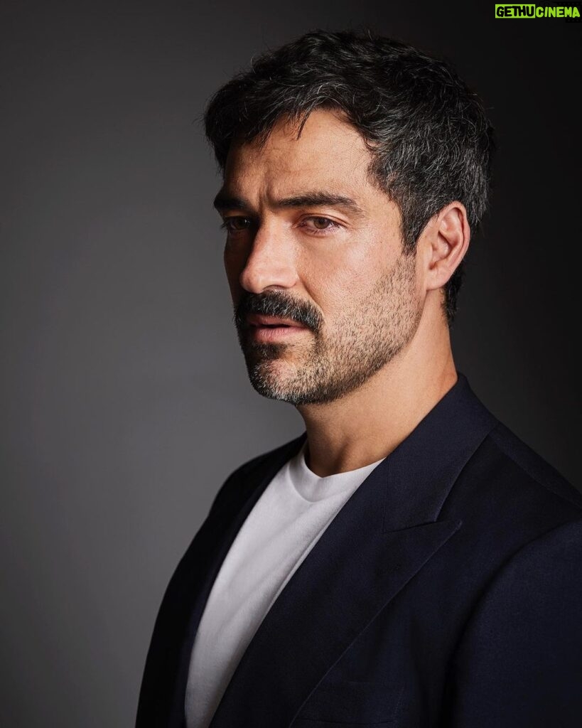 Alfonso Herrera Instagram - Tuve la posibilidad de conocer gente maravillosa en 🇦🇷 y al mismo tiempo tener una de las sesiones de fotos más imprevistas, divertidas, fugaces y calurosas. El suéter de lana no perdonó @delfina_tulli pero nunca nos quitó el buen humor. Gracias @simonamrivero por hacerlo posible y a todo el equipo de @lofficielarg por este recuerdo porteño que quedará como un álbum chiquito. Fotografías: @german.romani Realización: @laramartinsen Maquillaje y peinado: @joaquinvegacaro Posproducción: @reto.studio Entrevista: @celenasimbera. Buenos Aires, Argentina