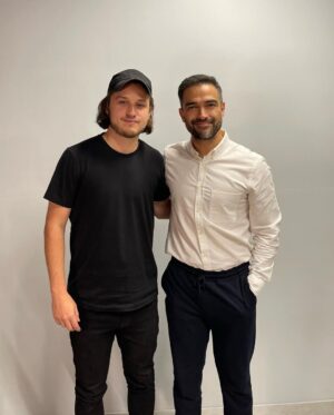 Alfonso Herrera Instagram - Ya está arriba el nuevo episodio de CREATIVO con el gran @ponchohd 🔥🔥🔥

Platicamos sobre su evolución como actor, sus inicios, su experiencia en Rebelde, su nueva película Qué viva México, Amarte duele, el invento con el que se jubiló su papá, las giras con RBD, el Canelo y muchas cosas más…

PD Este episodio lo grabamos hace un rato y tenia muchas ganas de sacarlo. Por eso el corte de pelo de Dora la exploradora.

Nos vemos en el podcast!