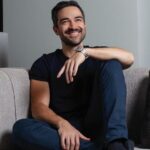Alfonso Herrera Instagram - De la sesión que hicimos con @forbesmexico. Gracias por la charla y el ☕️ Hablamos de la pelicula @quevivamexico_cabrones del director mexicano Luis Estrada etc… Un placer siempre compartir y colaborar con La familia Forbes. Saludos y abrazos.