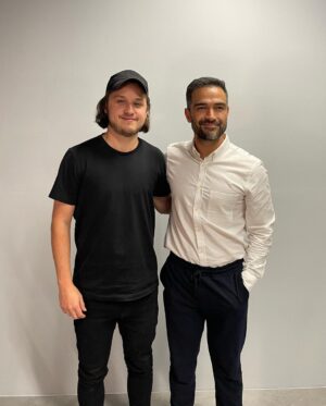 Alfonso Herrera Instagram - Ya está arriba el nuevo episodio de CREATIVO con el gran @ponchohd 🔥🔥🔥

Platicamos sobre su evolución como actor, sus inicios, su experiencia en Rebelde, su nueva película Qué viva México, Amarte duele, el invento con el que se jubiló su papá, las giras con RBD, el Canelo y muchas cosas más…

PD Este episodio lo grabamos hace un rato y tenia muchas ganas de sacarlo. Por eso el corte de pelo de Dora la exploradora.

Nos vemos en el podcast!