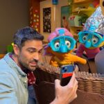 Alfonso Herrera Instagram - Ellos son Mario y Beta. ¡Unos chicos muy chidos! Con ellos aprenderemos cosas muy interesantes e intentaremos ayudarle a Beta a hacer su tarea de la mejor manera posible. 🤟🏼 @aprendemosjuntosbbva