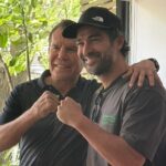 Alfonso Herrera Instagram - Cuando tenia 9 años le pedí a mi madre que compráramos la pelea de @jcchavez115 contra el peleador boricua Macho Camacho (que por cierto le puso una buena madriza) a las oficinas de Telecable de Zapopan en gdl. Tenia una televisión en mi habitación y quería que ahuevo la pelea se viera en mi cuarto…. Le dije a un amigo de la cuadra que si quería venir a ver la pelea. Al final se corrió la voz y la cuadra entera estaba metida en mi habitación viendo al gran Campeón Mexicano. Después mi padre me llevo a ver la pelea de Greg Haguen contra Julio en el Estadio Azteca y ahí pude verlo en vivo junto a más de 120,000 personas. Hoy entiendo porque es un ídolo tan querido. Abrazos campeón y gracias por tu hospitalidad. Extiéndele mi agradecimiento a Carlos, Myriam y Nicole.
