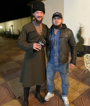 Ali Bagov Instagram - Я не пытаюсь улучшить чье-то мнение обо мне. потому что Всевышний знает, что в моём сердце, и этого достаточно.
Не будь как все, становись лучше с каждым днём. твоё время проходит.. #адыгэжь 💂🏽‍♀️