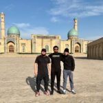 Ali Bagov Instagram - С достойными братьями☝🏻 Посетили историческое здание Медресе Муй Муборак в котором хранится Коран 📖 Халифа Османа, расположенное в старом городе Ташкента🇺🇿, на площади Хаст-Имам.🕌 В наши дни здесь располагается библиотека Управления мусульман Узбекистана, которая включает свыше 20 тысяч манускриптов и литографий, огромное количество книг, а также переводы Корана на десятки языков. Но самая главная драгоценность библиотеки – древнейшая сохранившаяся рукопись Корана, выполненная в VII веке нашей эры учеником и секретарем пророка Мухаммада Зейд ибн Сабитом. Эта рукопись называется Самаркандским куфическим Кораном, или чаще Кораном Усмана (или Османа) по имени зятя пророка, его сподвижника, жившего в VI-VII веках правителя арабского халифата. Усман завершил собрание Корана в единую книгу. Книга выполнена на 353 листах, из которых 284 листа пергамента, т.е. материала для письма, сделанного из оленьей кожи, а остальные листы бумажные, которыми заменили потерянные первоначальные листы пергамента. Считается, что Халиф Усман заказал семь копий Корана, из которых шесть разослал в города Мекку, Дамаск, Куфу, Басру, Бахрейн и Йемен, а седьмую оставил себе в Медине (сейчас город на западе Саудовской Аравии, в котором немусульманам запрещено находиться). Большинство из разосланных копий пропали (одна из сохранившихся хранится в Стамбуле). Hazrati Imam Mosque