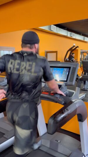 Ali Bagov Instagram - 20 минут 🏃‍♂️ 400 кал 💦 скорость не меньше 18 а то не успеете 🤢#новыйрекорд #кардио 🫁🦾