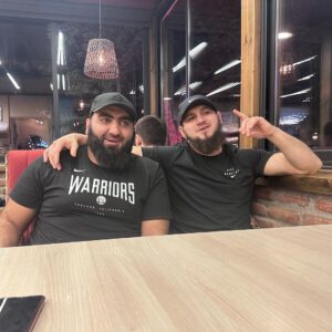 Ali Bagov Instagram - Не суетись. те, кто тебя невзлюбили, всё равно никогда не увидят твоих замечательных качеств, они им не нужны. это именно так и работает, мы всегда плохие для тех, кому не нравимся и люди эти, в любом случае, напичкают тебя своими оценками, опираясь исключительно на свою неприязнь, но никак не на объективность.

..нас оклеймили сборищем бездарей без идей и цели, но мы целим выше второстепенных мнений..)