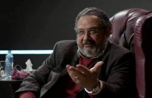 Ali Fadil Instagram - مهم واحد بين فترة وفترة يرجع يقرأ هذا البوست حتى يعيد حساباته مع المحيطين بي

إبني كان بينسى يشحن موبايله قبل ما ينام ..أخدته حطيته يشحن
صحي الصبح مبسوط أوي و قعد يشكرني ..
تاني يوم : بردو نسي، شحنته له، قالي : شكرا يا بابا..
تالت يوم : نمت بدري و ما شحنتش الموبايل بتاعه، صحي متضايق و زعلان و بيعاتبني ليه ما حطتيش الموبيل على الشحن ينفع كده ؟؟

- رتبت سرير بنتي كام يوم بدلها، بطلت ترتبه هي خالص، حتى لو مش تعبانة أو مش مشغولة..

- عودت صاحبي إني أتصل بيه أتطمن عليه، في يوم تعبت و ما سألتش عليه، زعل وقالي ما إتصلتش بيا ليه؟؟

- إستحملت زميلي ساعة غضبه، بقى العادي بتاعه إنه يتعصب عليا ..

- صديق ورث هو وإخواته عمارة بيقتسموا إيجارها..
ساب حقه لإخواته كام شهر و أما إتزنق شهر و حب ياخد إيجارها شهر واحد،
بصولوا ب إستغراب..
فكان لازم يحكي تفاصيل زنقته عشان ياخد حقه..

و..و...و....و.....حكايات كتير .. نفس النظام ..

كل إللي يجي على نفسه ويفضل غيره عليه ويشيل عنه، لازم يفضل كده أو هيبقي وحش ..

👈 أوقات بنتنازل على حقوقنا لحد ما الأخرين يفتكروها حق مكتسب !

" ماجد الكدواني "