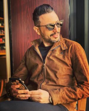 Ali Fadil Instagram - تكون وسيم ممكن
تكون جذاب جائز
تكون موهوب تصير
تكون مثابر واردة
بس تكون كلهن فأنت اثير كشكول 
كل عام وانت بالف خير حبيبي 
@kashkoolatheer