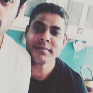 Ali Fadil Instagram - محمد هارون .. الجميع في الشركة يناديه محمد البنغالي ، عمل معنا اكثر من ثلاثة اعوام تحول فيها الى اخ وصديق كنت في اتعس حالات الغضب ابتسم حينما اراه الشخص الوحيد في الاعوام العصيبة الماضية الذي لم انزعج منه بل كنت اجلس اسامره في لحظات الغضب فابتسم واضحك 
عندما قرر العودة الى بلاده وحجز تذكرة العودة عانقني بشدة وبكى بكاء عفوي شديد كان على مدى عام يصارع رغبته بالعودة لأنه لا يقوى على فراقي كثيرا ما تمنيت ان يحبني اصدقائي مثل محمد هارون افتقدك محمد بشكل لا يصدق اعود متعبا فلا اجدك ، اغضب فلا اجدك لا تعرف كم كرهت المطبخ لانك غير موجود فيه ولا اعرف لماذا تخطف الاقدار منا الاصدقاء الاعزاء ونحن في زمن بأمس الحاجة الى المحبة الصادقة سعادتي الوحيدة هي انك الان مع اسرتك بعد غياب طويل صديقي محمد .. 
اخوك وصديقك الذي احزنه فراقك علي فاضل
@haron5502