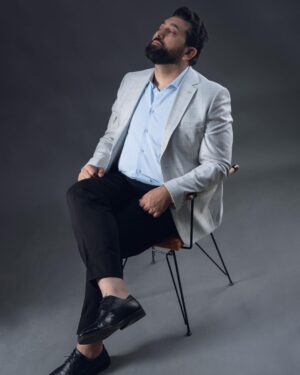 Ali Fadil Instagram - لكل من يسير معي اقول له
احذر ….. امامك مركبة طويلة 
( تايروفسكي)
اسف بس لازم وية الجلسة اكو عبارة رنانة حتى لو خريط
الصور بعدسة الحبيب كرار
@photokhana_studio