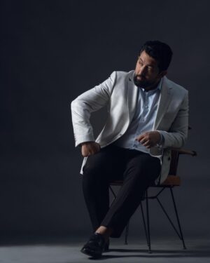 Ali Fadil Instagram - لكل من يسير معي اقول له
احذر ….. امامك مركبة طويلة 
( تايروفسكي)
اسف بس لازم وية الجلسة اكو عبارة رنانة حتى لو خريط
الصور بعدسة الحبيب كرار
@photokhana_studio