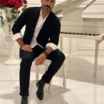 Ali Jassim Instagram - الحلقة الثانية من مسلسل #مجنون_سارة غداً الساعة الثامنة على منصة 1001 @1001.stream وتعرض الجمعة الساعة الثامنة على قناة الشرقية @sharqiyatv