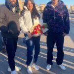 Ali Rabie Instagram - مبروووك ليكي نهايه تصوير الفيلم النجمه بتاعتنا لازم تتدلع وتتبسط وشكرا علي كل حاجه حلوه وربنا يكرمنا ان شاء الله والفيلم يكسر الدنيا فيلم #بعد_الشر فيلم عيد الفطر ٢٠٢٣ 💣 ملحوظه انا الي جايب الورد 😀 @myrna_noureldin @ahmedabdelwahab86_ @kareemelsobkey @ahmedelsoobky @waleedabulmagdofficial @amingamal5098 @osossssssss