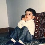 Ali Shadman Instagram - این عَکس برایم بوی نَفت و فیتیله سوخته ی والور میدهد و گرمای تیوسِت های نَفتی که بعد تر آمد ... و یک تانکر نَفت در انتهای حیاط که شب های سردِ زمستان با یک دَبه سمتش می دویدم که مخزن والور ها و تیوست را پُر کنم . از دوران کودکیم جز بَزم های همیشگیِ خانوادگی ، فقط دلم برای همین چیز های کوچک تَنگ می شود ... پ.ن : دلتنگی های فوق ، نوستالژیِ اکثر دهه‌ شصتی ها و حتی پنجاهی های مردم ایران است . اما خب ما‌ در دهه‌ی هفتاد تجربه شان کردیم ، مسئولین از جنگ تا کنون بی میلی عجیبی نسبت به پیشرفت شهر های مَرزی مثل ایلام دارند ! «ایلام» غنی از ثروت است و محروم از توسعه ...