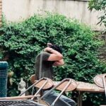 Ali Shadman Instagram - من در آغازین روزِ ۲۵ سالگی ام فقط از چهار چیز می ترسم : ۱ : خدا مرا به دست خودم بسپارد . ۲ : آهِ مادر و پدرم . ۳ : اَشک خواهرم . ۴ : با احترام ، کَچَل شدن ... باقی همه اُمیدم و شیدایی و جنون و‌ کار ، که هنوز بسیار دارم . راستش من هنوز هم زنده به آنم که آرام نگیرم موجم که آسودگی ام عدم من است ... غیر از این اگر باشم همه تباهی‌ست و لا وجودی ، غیر از این هیچم ، نباشم بهترم است . خدا را ماچ میکنم ، سفت در آغوش میگیرم و شکر می گویم که هستم ؛ بنظرم این جهان جای بسیار جالبی ست و فُرصت در آن بودن را باید غنیمت شمرد و به سهم خود برایش کاری کرد ... خاکِ خاکَم و خاکِ پایِ هم گِلانم . یا علی ♥️
