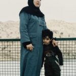 Ali Shadman Instagram - تو این عکس شبیه خودتی شبیه یک کوه استوار و محکم بهت تکیه کردم و میکنم تمامِ من دوستت دارم روزت مبارک ♥️ #روز_مادر ایلام