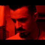 Ali Shadman Instagram - برای ساختن اشکان دنبال یک حیوون می‌گشتیم که اشکانو شبیه‌ش کنیم ؛ یه روز محمد گفت بریم بازار پرنده فروشا آدم ببینی و لَحن و ایستِ جنوب شهری دَستت بیاد ... همینجوری که داشتم بازارو گَز می‌کردم دیدم یک حُجره بر عکس همه که پُر از پرنده های مختلف بودن ، فقط یک خروس لاری توش هست که خیلی هم عجیب بود ، ازش عکس گرفتم ، به محمد نشونش دادم و گفتم فکر کنم این ریختیه ، گُفت خودشه بریم بسازیمش ... این بود که اشکان شُد «اشکان خروس» 🩸🐔 @mohammadkart @rasoul_sadrameli @seyedmaziarhashemi