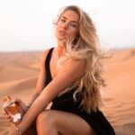Alica Schmidt Instagram - Ad/ La Vie est Belle❤️‍🔥 Der neue Duft von @lancomeofficial official ist der erste Oud Duft aus der La Vie est Belle Reihe. Ich selbst trage den Duft jetzt schon länger und wurde in den letzten Wochen echt oft darauf angesprochen. Die Duftnote ist der Wahnsinn und setzt sich zusammen aus Signature Irsia Pallida, tiefen Patchouli und einer feinen Nuance sinnlicher Vanille. Die Lancôme Damaszener Rose bildet wie immer das Herzstück und darf natürlich nicht fehlen✨ Schaut unbedingt mal, dass ihr den Duft in die Hände bekommt und selbst riecht. Eine persönliche Herzensempfehlung. 🫶🏽 #Lancome #LaVieEstBelleLExtrait #LancomeFragrance