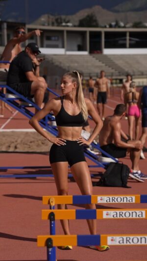 Alica Schmidt Instagram - Hurdle warm up 🙌🏼 
#trackandfield #running